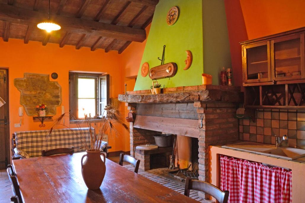 Casale Poggio Colpiccione Apartment Passignano sul Trasimeno Bagian luar foto